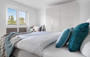3 habitaciones, tabla de planchar con plancha y cuna de viaje 