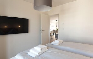 2 quartos, ferros/tábuas de passar roupa, berço de viagem