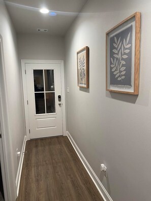 Interior - Tiger's Den Summary: (Baton Rouge)