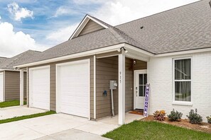 Exterior - Tiger's Den Summary: (Baton Rouge)