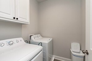 Interior - Tiger's Den Summary: (Baton Rouge)