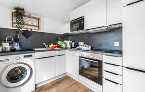 Frigorifero, forno, piano cottura, lavastoviglie