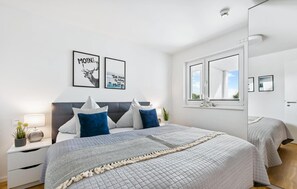 1 chambre, fer et planche à repasser, lit de bébé portatif