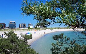 Am Strand, Wasserski, Angeln