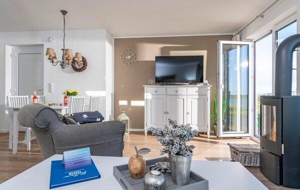 TV, fireplace