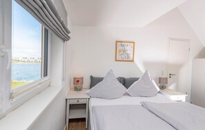 2 bedrooms, iron/ironing board, travel cot, free WiFi