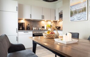 Frigorifero, forno, piano cottura, lavastoviglie