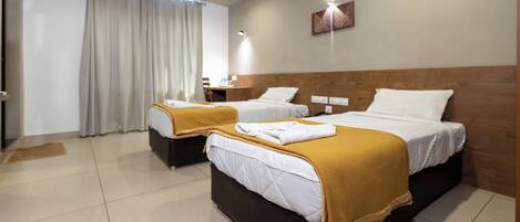 Habitación doble Deluxe, vista a la ciudad | Caja de seguridad en la habitación y insonorización