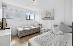 2 habitaciones, tabla de planchar con plancha y cuna de viaje 