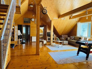 Téléviseur, foyer, livres