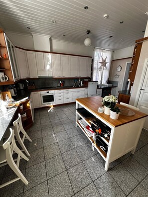 Kjøleskap, mikrobølgeovn, ovn og kokeplater