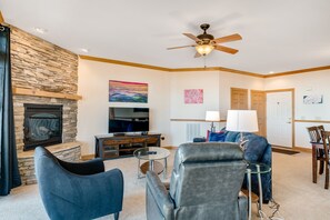 Smart TV, fireplace