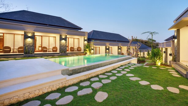 Ein modernes Haus mit Swimmingpool, Steinstufen und einem gepflegten Rasen.