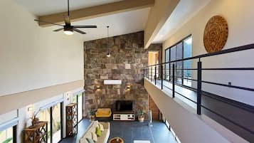 Una Smart TV, libros