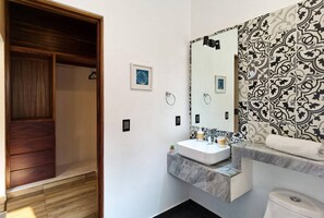 Douche, séchoir à cheveux, serviettes fournies, savon