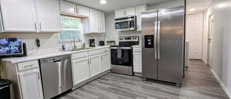 冷蔵庫、電子レンジ、オーブン、コンロ