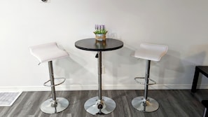 Interior - Cozy 1-bedroom house in charming Leesburg with WiFi, AC (Leesburg)