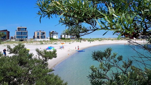 På stranden og vannski