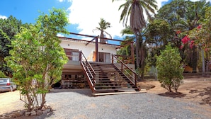 A two-story building with a staircase leading to the entrance. - Pousada em Lençóis Reserva do Dendê (Lençóis)
