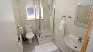 Standard Double Room | Bathroom | Shower, hair dryer, towels, soap - Gatwick Birchwood Lodge  (Horley)