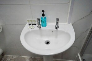 Shower, hair dryer, towels, soap - Gatwick Birchwood Lodge  (Horley)