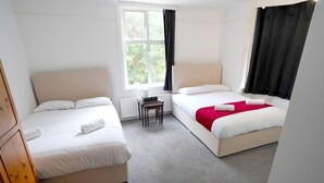Superior Quadruple Room | WiFi (free) - Gatwick Birchwood Lodge  (Horley)