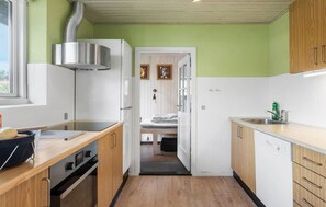 Fridge, microwave, oven, stovetop - 2 bedroom beautiful home in Væggerløse (Væggerløse)