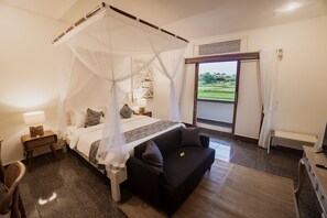 Dobbeltrom – deluxe, kjøkken, bassengutsikt | Skrivebord, blendingsgardiner, strykejern/-brett og wi-fi (inkludert)