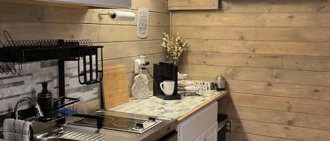 Réfrigérateur, four à micro-ondes, un four, surface de cuisson
