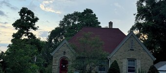 Charming 2-bedroom house with WiFi, AC in phenomenal Brookfield. MAGA