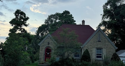 Charming 2-bedroom house with WiFi, AC in phenomenal Brookfield. MAGA