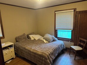 2 bedrooms, iron/ironing board, WiFi, bed sheets - Charming 2-bedroom house with WiFi, AC in phenomenal Brookfield. MAGA (Brookfield)