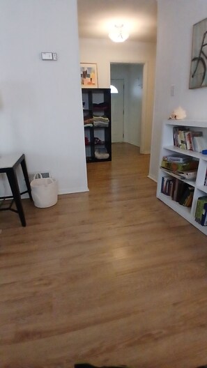 Interior - Large pet friendly 1 bedroom, 1bath unit 6 blocks from the beach. Free parking. (Ocean City)