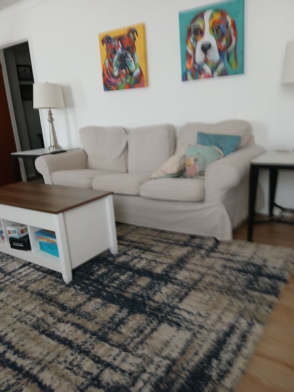 Living area - Large pet friendly 1 bedroom, 1bath unit 6 blocks from the beach. Free parking. (Ocean City)