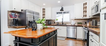 Cozy City Cabin w/King Bed/Fire Pit/Foosball/ Arcades/Playground and Nice Yard