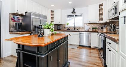 Cozy City Cabin w/King Bed/Fire Pit/Foosball/ Arcades/Playground and Nice Yard