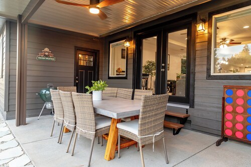 Cozy City Cabin w/King Bed/Fire Pit/Foosball/ Arcades/Playground and Nice Yard