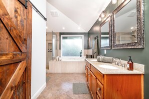 Een douche, een haardroger, handdoeken, zeep