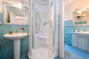 Douche, serviettes fournies