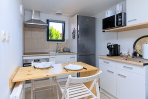 Fridge, microwave, oven, stovetop - Apartment 'Loc Ty Home' with Private Terrace, Private Garden and Wi-Fi (Soustons)