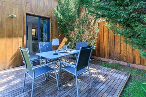 Outdoor dining - Apartment 'Loc Ty Home' with Private Terrace, Private Garden and Wi-Fi (Soustons)