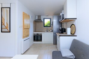 Fridge, microwave, oven, stovetop - Apartment 'Loc Ty Home' with Private Terrace, Private Garden and Wi-Fi (Soustons)