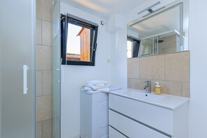Shower, hair dryer, towels - Apartment 'Loc Ty Home' with Private Terrace, Private Garden and Wi-Fi (Soustons)