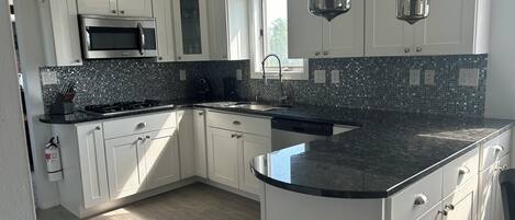 Mikrovågsugn, ugn, spishäll och diskmaskin