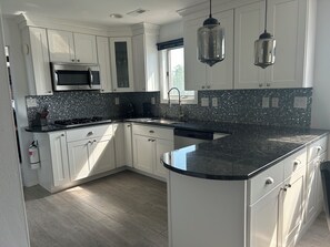 Micro-ondes, four, plaque de cuisson, lave-vaisselle