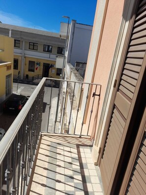 Property grounds - Holiday Home 'Da Katia' with Private Terrace, Balcony and Air Conditioning (Arnesano)