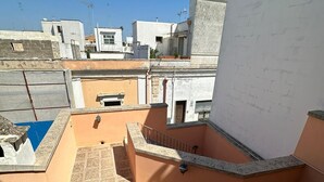 A rooftop terrace with a pool, a staircase, and a view of surrounding buildings. - Holiday Home 'Da Katia' with Private Terrace, Balcony and Air Conditioning (Arnesano)