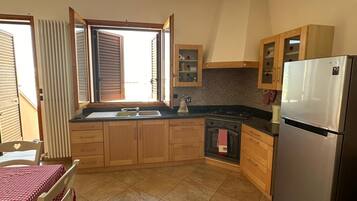 Refrigerador, horno, parrilla de estufa y cafetera y tetera