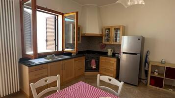 Frigorifero, forno, piano cottura, macchina per tè/caffè
