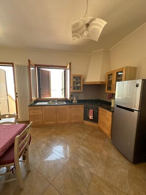 Fridge, oven, stovetop, coffee/tea maker - Holiday Home 'Da Katia' with Private Terrace, Balcony and Air Conditioning (Arnesano)
